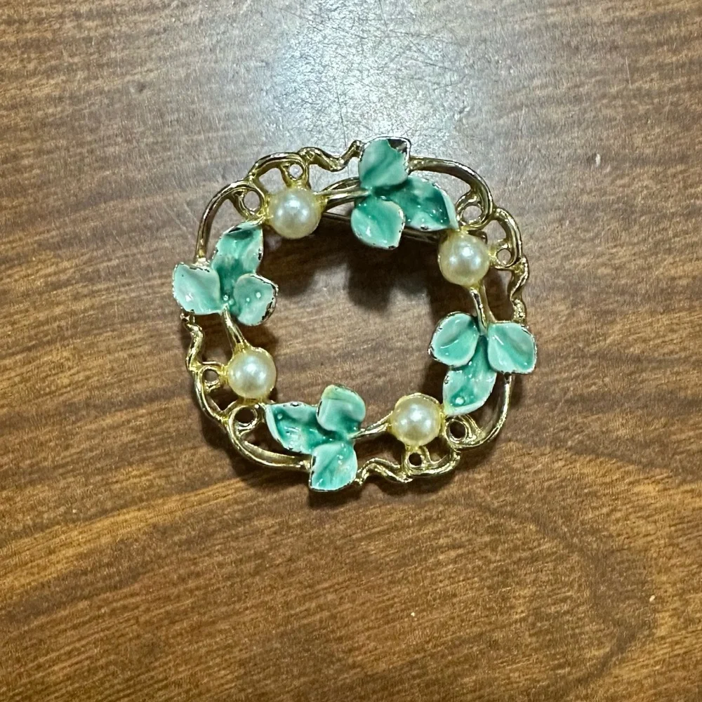 Vintage Gerrys Green Enamel Faux Pearl Open Work Circle‎ Pin Brooch